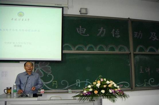 张健副校长(右一)为谭国俊教授(左一)颁发客座教授证书