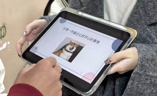 人手里拿着手机
AI 生成的内容可能不正确。